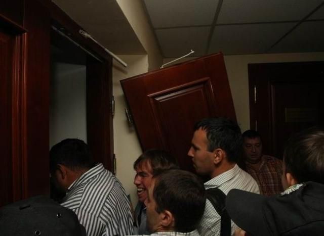 Штурм Киевсовета: Свободовцы говорят, что не выламывали двери, а "сняли с петель" (Фото)