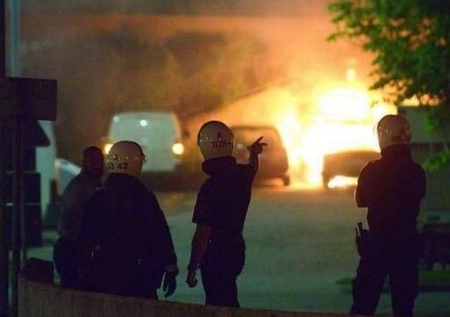 В столице Швеции три ночи подряд из-за беспорядков горят автомобили (Фото, Видео)