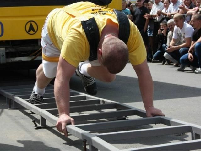 Богатир з Івано-Франківська протяг три тролейбуси (Фото. Відео) Богатир з Івано-Франківська протяг три тролейбуси (Фото. Відео)