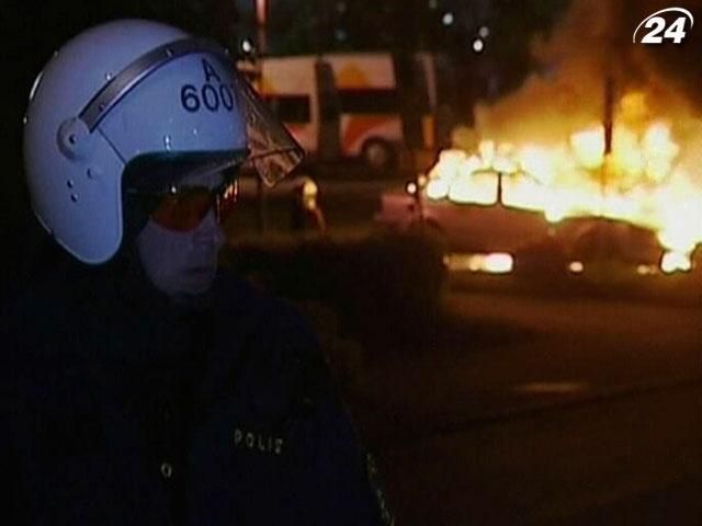 Мігранти бунтують через соцзабезпечення, - поліція Стокгольма (Відео) Мігранти бунтують через соцзабезпечення, - поліція Стокгольма (Відео)
