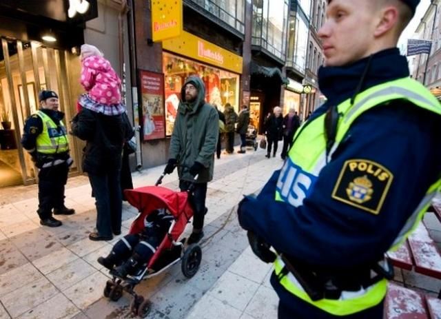 Мешканці охоплених безладами районів Стокгольма звинувачують поліцію у расизмі 