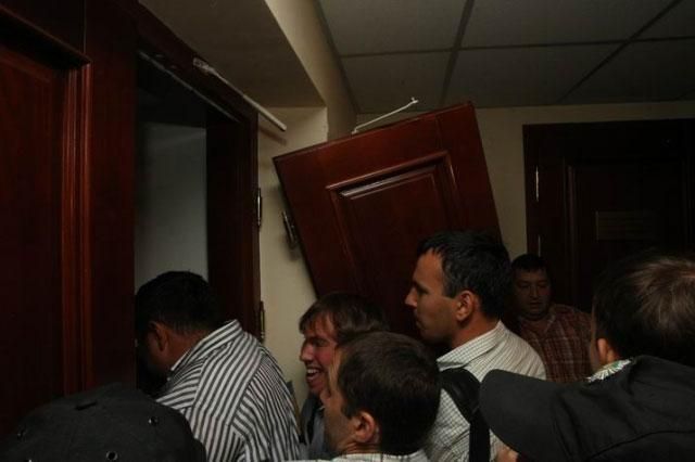 Фото дня: свободовцы выломали двери в Киевсовете Фото дня: свободовцы выломали двери в Киевсовете