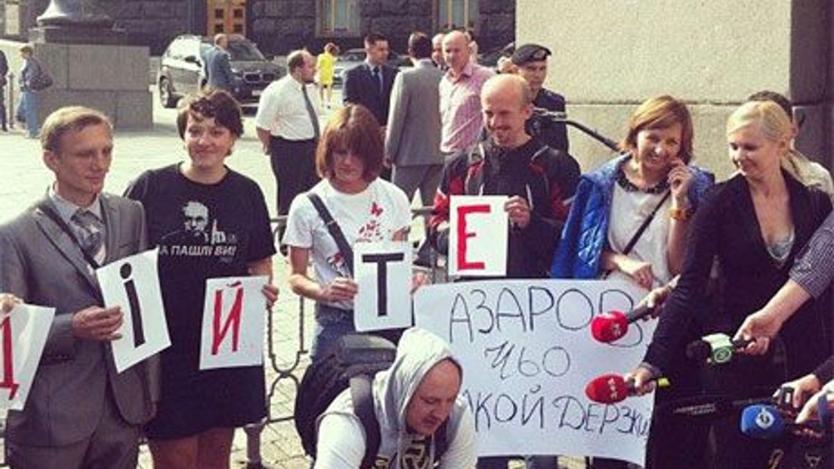 Журналісти розпочали протест під Кабміном. Азаров запросив їх до себе Журналісти розпочали протест під Кабміном. Азаров запросив їх до себе
