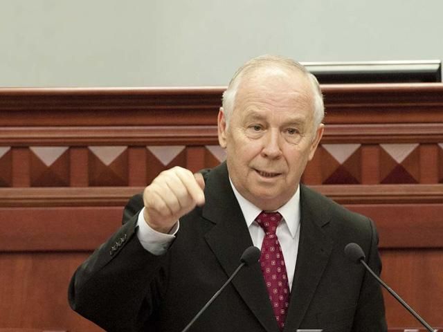 Рибак забрав карточки регіоналів, яких немає в залі парламенту Рибак забрав карточки регіоналів, яких немає в залі парламенту