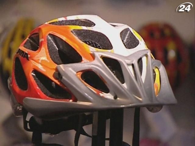 З чого виготовляють велосипедні шоломи (Відео)