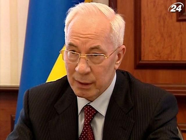 Азаров сказав, що захистив би Сніцарчук від нападників