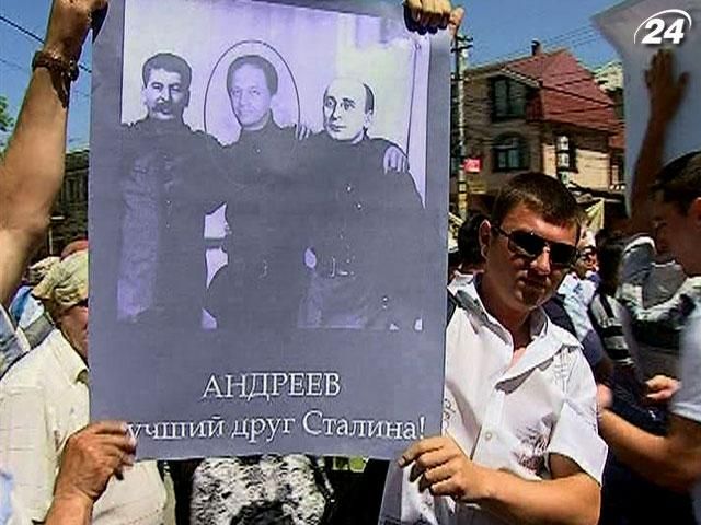 Крымские татары требуют увольнения генконсула России в Крыму (Видео) Крымские татары требуют увольнения генконсула России в Крыму (Видео)