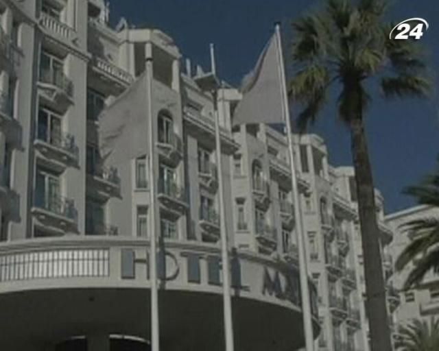 У Каннах викрали кольє вартістю 2 млн євро У Каннах викрали кольє вартістю 2 млн євро