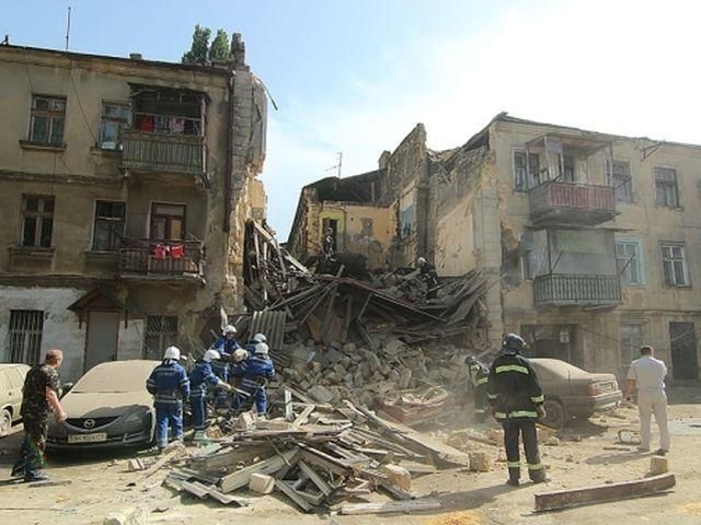 В Одесі з-під обваленого будинку витягнули чоловіка