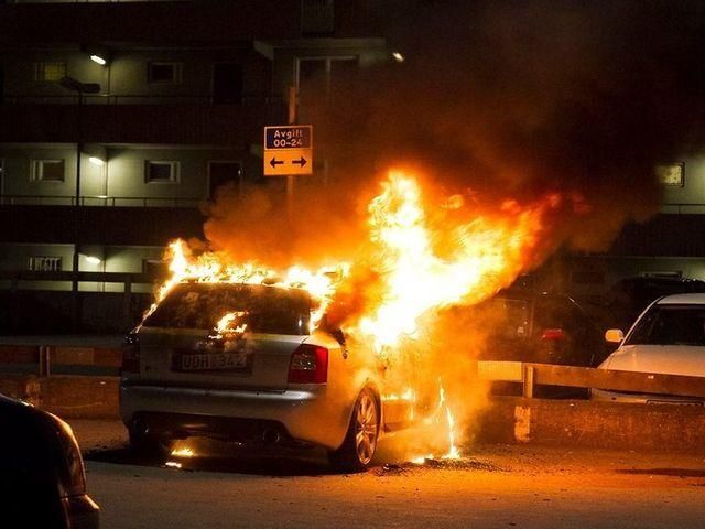 У Стокгольмі не припиняються масові підпали авто