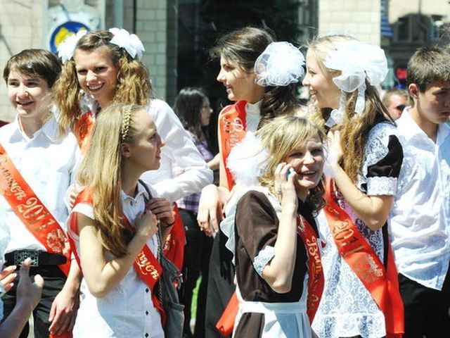 В украинских школах сегодня - Последний звонок В украинских школах сегодня - Последний звонок