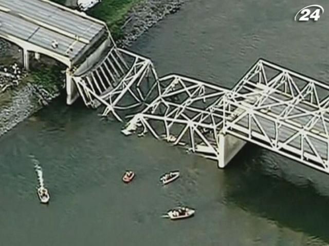 В результате обрушения моста в Вашингтоне в реку упали 2 автомобиля