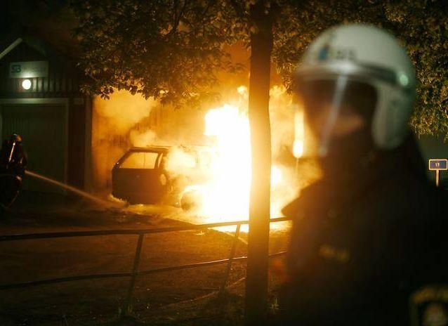 Одновременно со Стокгольмом в шведском Гетеборге также начали гореть авто