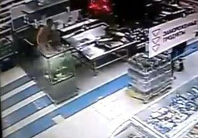 Мужчина залез голым в аквариум супермаркета (Видео)