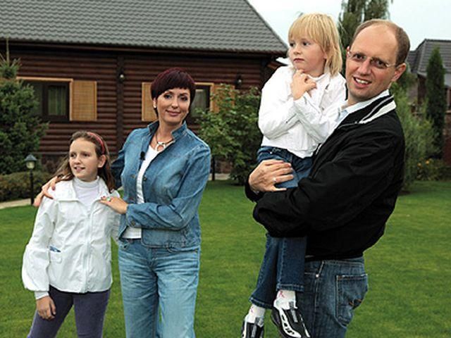 Яценюк похвалився, як його донька співала "Sunny" (Відео) Яценюк похвалився, як його донька співала "Sunny" (Відео)