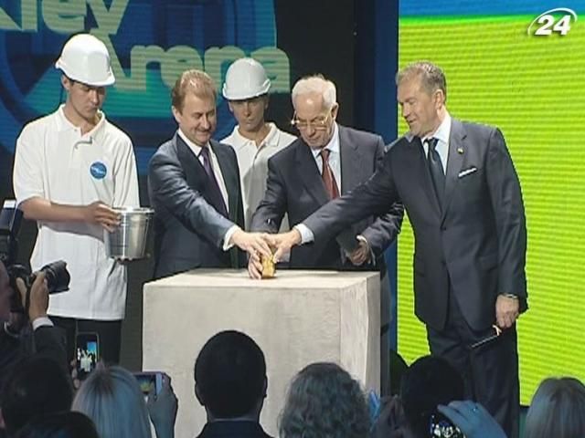 Азаров заложил капсулу в фундамент "Киев-Арены" Азаров заложил капсулу в фундамент "Киев-Арены"