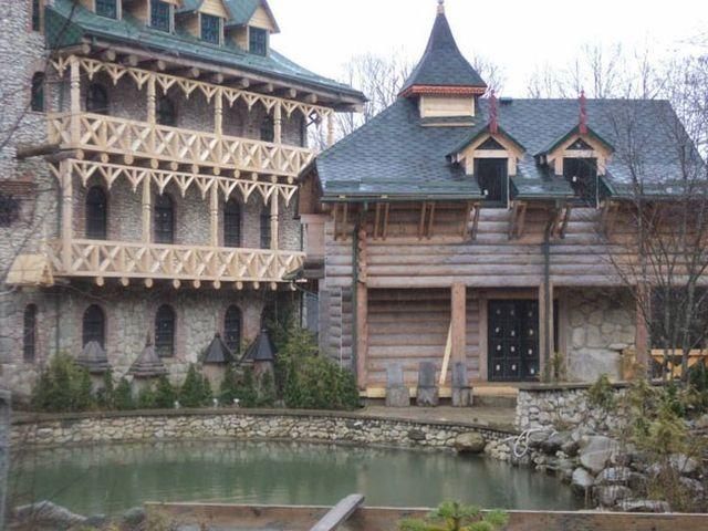 Ющенко наконец выгнал нечисть из своего дворца в Карпатах (Фото) Ющенко наконец выгнал нечисть из своего дворца в Карпатах (Фото)