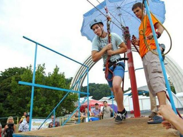В столице девушка сорвалась с канатной дороги над Днепром В столице девушка сорвалась с канатной дороги над Днепром