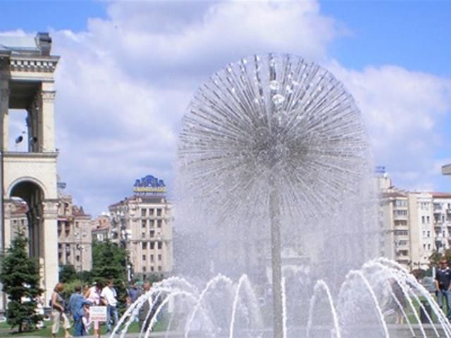 Перед Днем города в Киеве неизвестные испачкали фонтаны на Майдане Незалежности