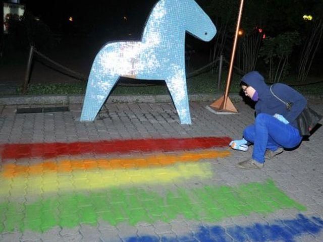 Гей-активисты ночью разрисовали Киев радугами