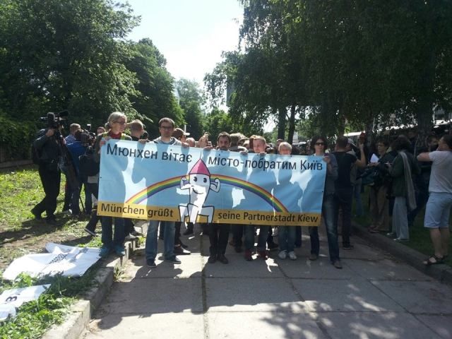 В Киеве таки состоялся гей-парад и акция их противников: 11 задержанных (Фото. Видео)