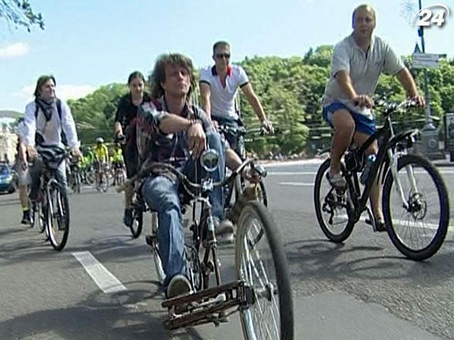 Велодень у Києві: центром міста проїхало кілька тисяч велосипедистів (Відео)