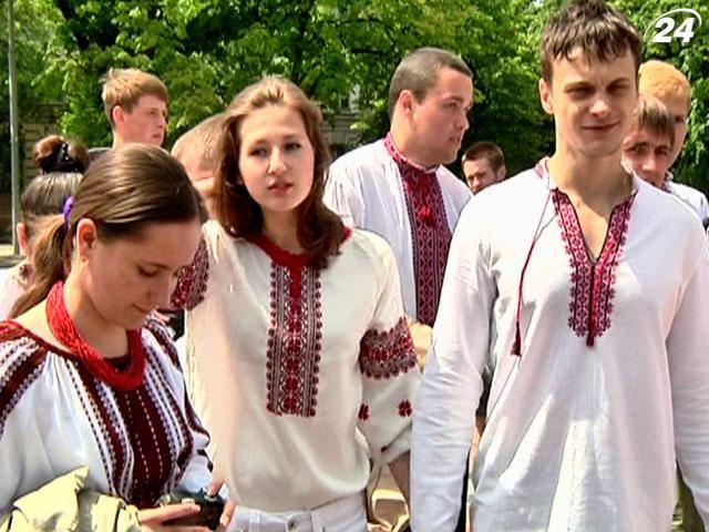 Українськими містами пройшов традиційний марш вишиванок (Відео)