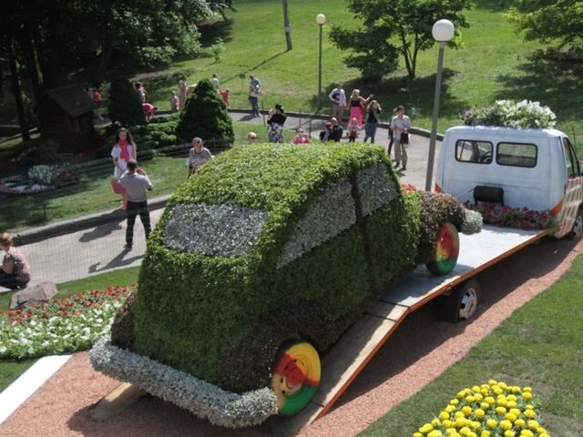 У Києві відкрилася виставка "квіткових" автомобілів
