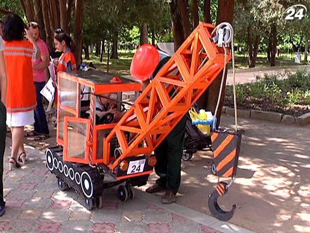 Креативные детские коляски на крымском параде (Видео) Креативные детские коляски на крымском параде (Видео)