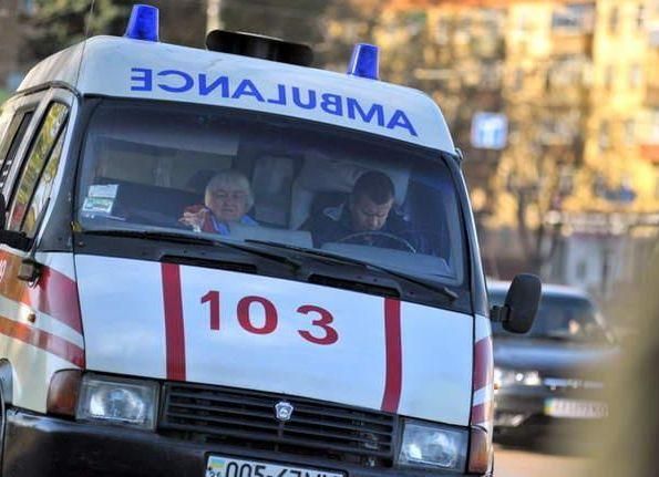 У Запоріжжі авто після аварії влетіло на зупинку з людьми У Запоріжжі авто після аварії влетіло на зупинку з людьми