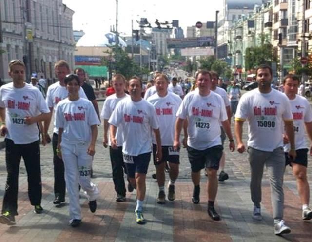 Під каштанами у Києві пробіглись прихильники Тимошенко (Фото) Під каштанами у Києві пробіглись прихильники Тимошенко (Фото)