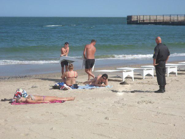 Із одеського пляжу відпочивальників проганяють автоматами (Фото) Із одеського пляжу відпочивальників проганяють автоматами (Фото)