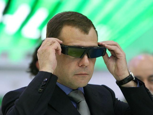 Медведєв читає новини у ліжку з iPad Медведєв читає новини у ліжку з iPad