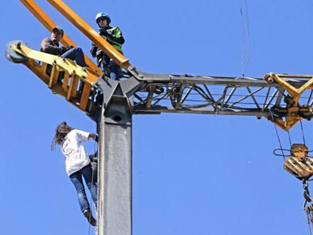 Активистов, блокировавших кран у Гостиного двора, задержали Активистов, блокировавших кран у Гостиного двора, задержали