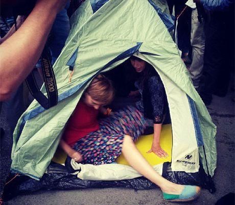 "Стоп цензуре!" все же установили палатку возле МВД, но не без препятствий (Фото)