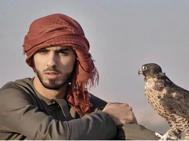 Мужчине, которого депортировали за красоту, подарили Mercedes (Фото) Мужчине, которого депортировали за красоту, подарили Mercedes (Фото)