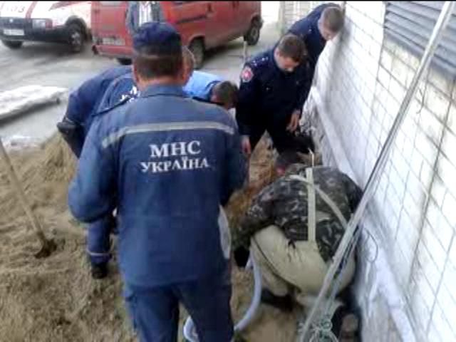 На Рівненщині чоловіка засипало землею у 3-метровій ямі (Відео) На Рівненщині чоловіка засипало землею у 3-метровій ямі (Відео)