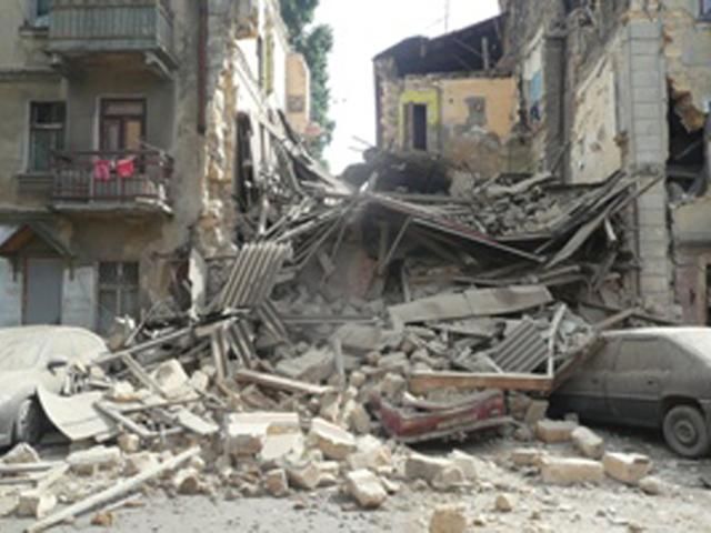 В Одессе мародеры совершают набеги на разрушенный дом В Одессе мародеры совершают набеги на разрушенный дом