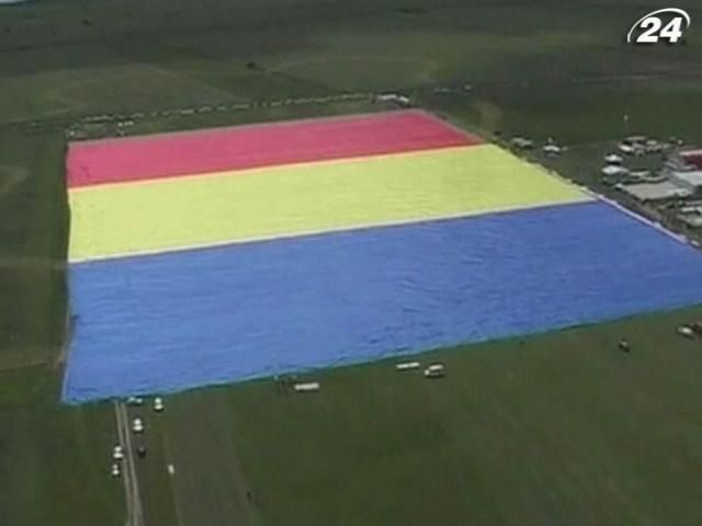 Румыны сшили флаг площадью как три футбольных поля (Видео) Румыны сшили флаг площадью как три футбольных поля (Видео)