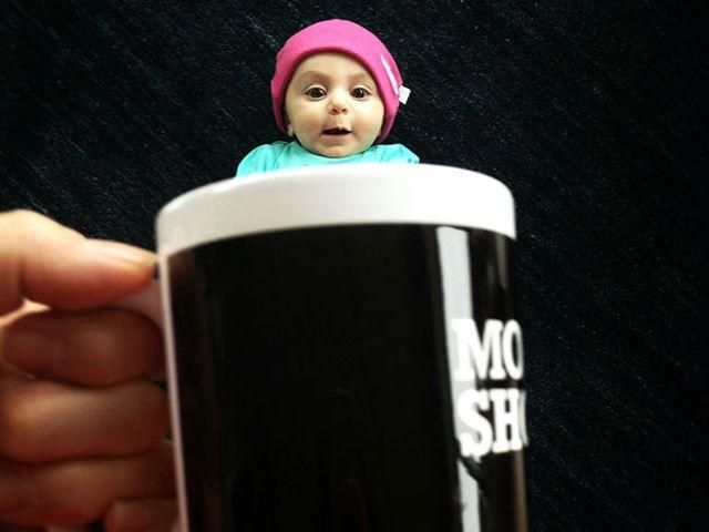 Дитина в чашці: новий інтернет-тренд (Фото)
