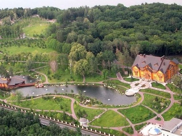 Між Україною та Межигір'ям активісти провели символічний кордон Між Україною та Межигір'ям активісти провели символічний кордон