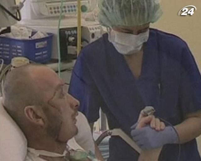 Мужчина с пересаженным лицом впервые увидел свое новое отражение Мужчина с пересаженным лицом впервые увидел свое новое отражение