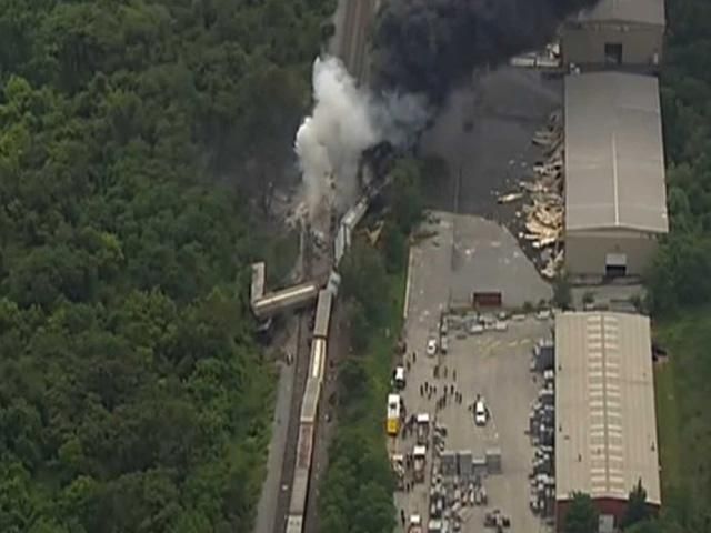 У США вантажний потяг з хімікатами зійшов з рейок (Фото. Відео) У США вантажний потяг з хімікатами зійшов з рейок (Фото. Відео)