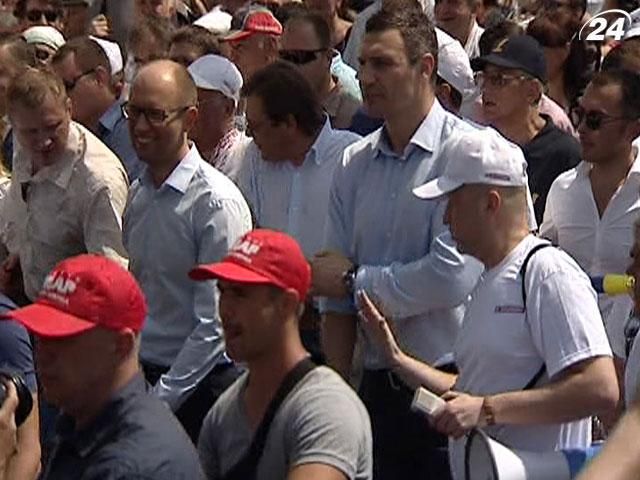 Оппозиция планирует собрать на митинг в Донецке 5 тысяч человек Оппозиция планирует собрать на митинг в Донецке 5 тысяч человек