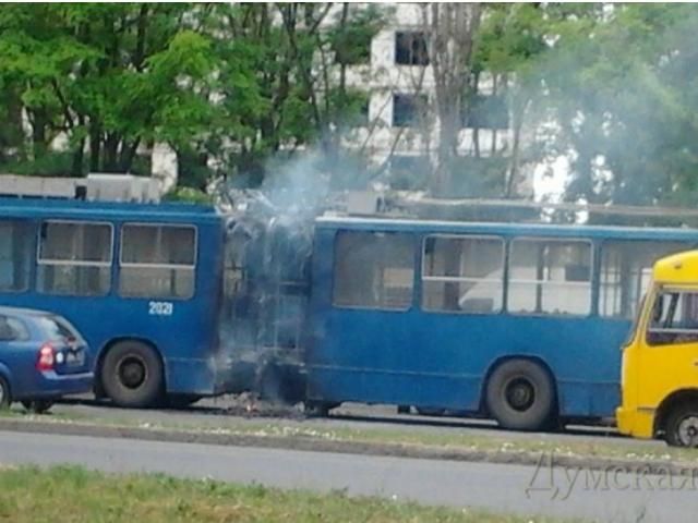 В Одессе загорелся троллейбус с пассажирами (Фото)