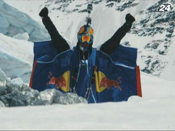 Російський бейс-джампер стрибнув з Евересту (Відео) Російський бейс-джампер стрибнув з Евересту (Відео)