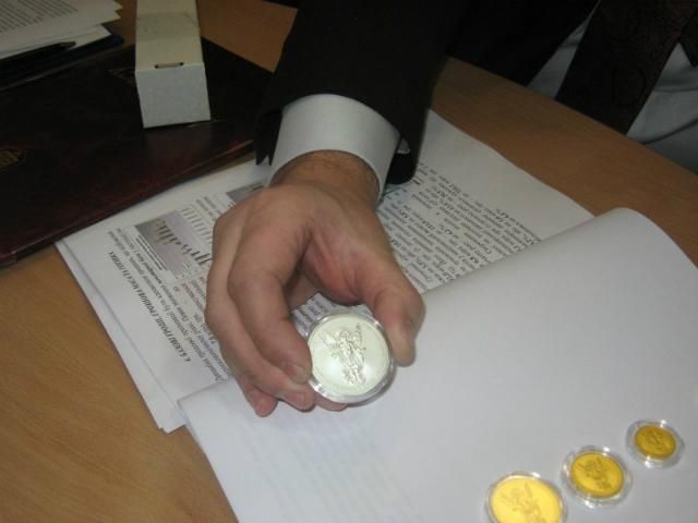 Попит на інвестиційні монети зрівнюється з попитом на депозити Попит на інвестиційні монети зрівнюється з попитом на депозити