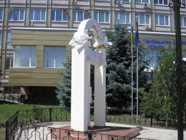 У Луганську відкрили пам'ятник тюремнику (Фото)