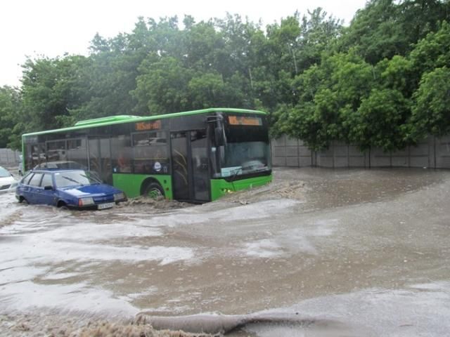 Харьков залило водой: автомобили плавают по улицам (Фото. Видео)