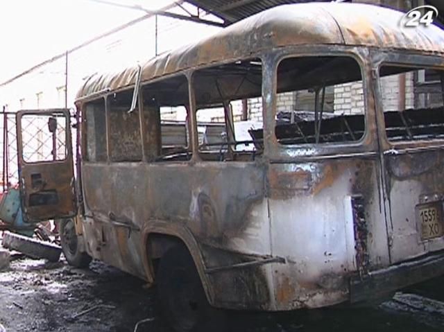 Двое подростков подожгли автобус в Херсоне, один из них - в реанимации